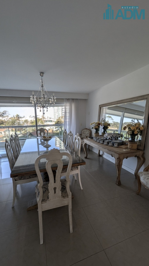 Apartamento ID.1665 - Alquiler departamento frente al mar, 4 suites y dependencia.