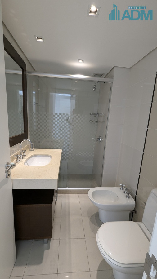 Apartamento ID.1665 - Alquiler departamento frente al mar, 4 suites y dependencia.