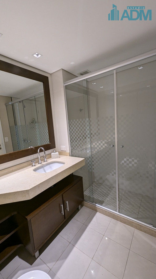 Apartamento ID.1665 - Alquiler departamento frente al mar, 4 suites y dependencia.