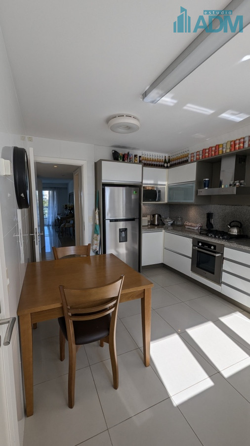 Apartamento ID.1665 - Alquiler departamento frente al mar, 4 suites y dependencia.