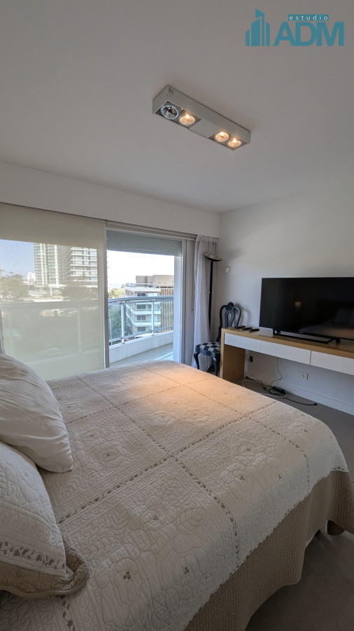 Apartamento ID.1665 - Alquiler departamento frente al mar, 4 suites y dependencia.