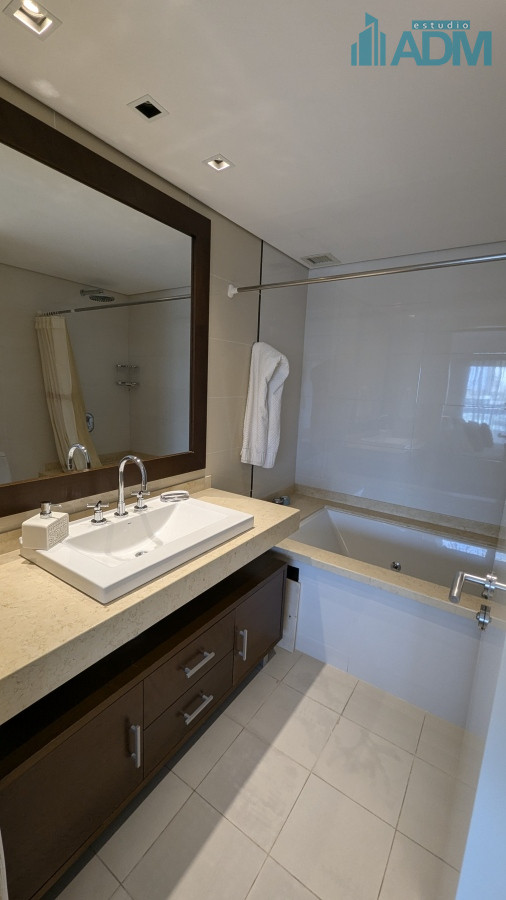 Apartamento ID.1665 - Alquiler departamento frente al mar, 4 suites y dependencia.