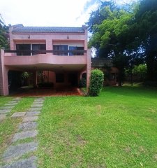 Casa con gran capacidad, en excelente ubicacion