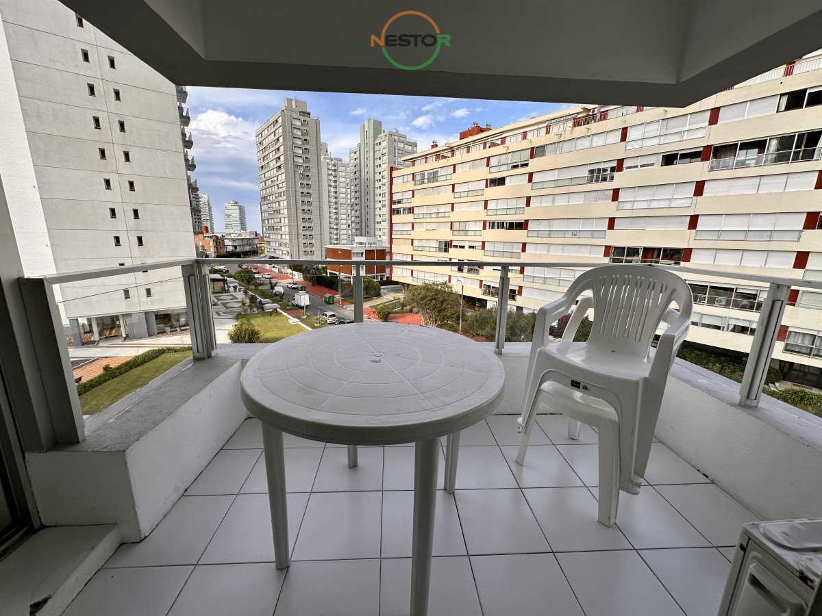 Apartamento ID.6821 - En alquiler , muy lindo apto en edificio con servicios, muy cerca del mar.