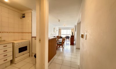 En alquiler , muy lindo apto en edificio con servicios, muy cerca del mar.