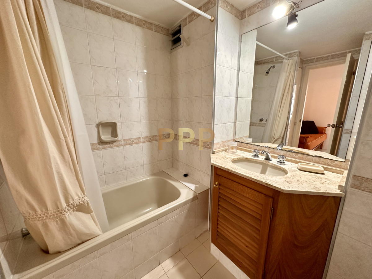 Apartamento ID.125 - En alquiler , muy lindo apto en edificio con servicios, muy cerca del mar.