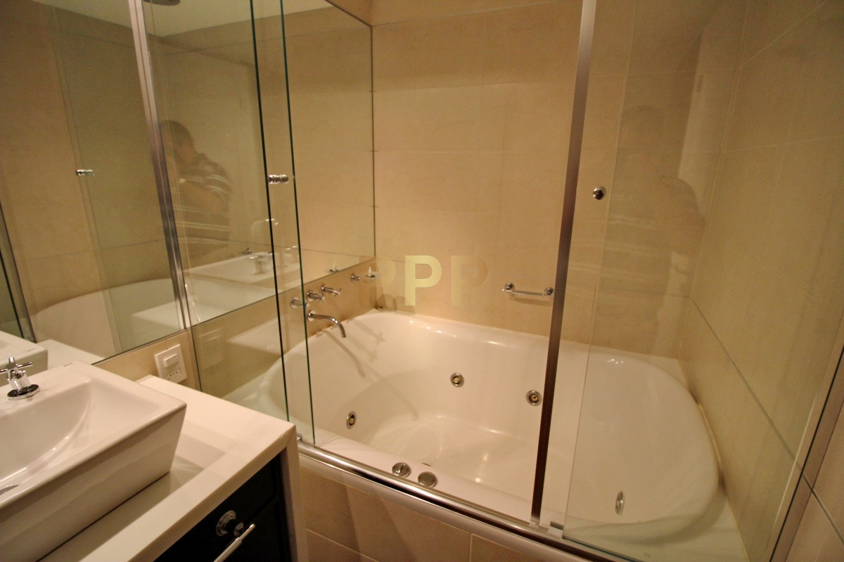 Apartamento ID.2338 - Apartamento de 3 dormitorios, primera linea frente al mar, en alquiler y venta, Punta del Este