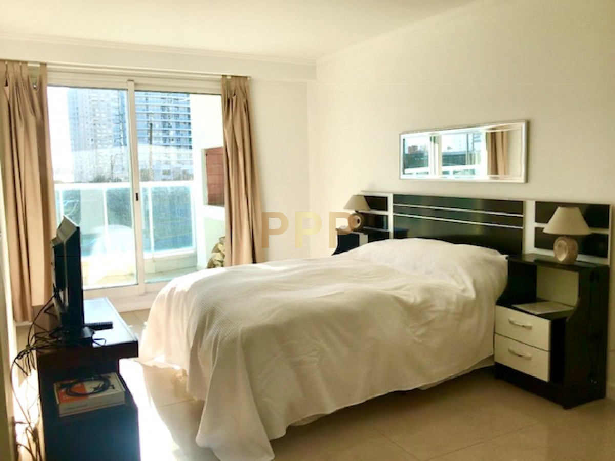 Apartamento ID.209 - Apartamento en Alquiler a una cuadra del mar (Playa Mansa)  en torre nueva, con todos y excelentes servicios .