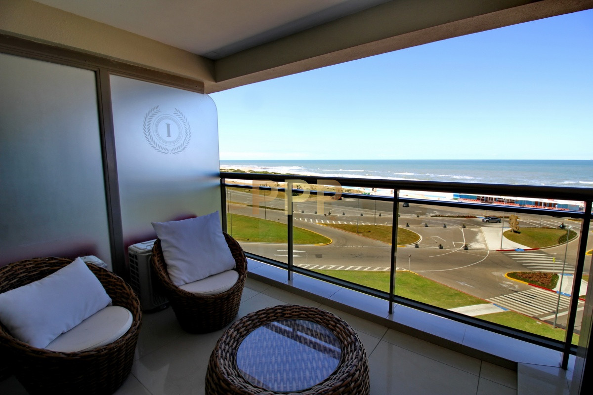 Apartamento ID.2338 - Apartamento de 3 dormitorios, primera linea frente al mar, en alquiler y venta, Punta del Este