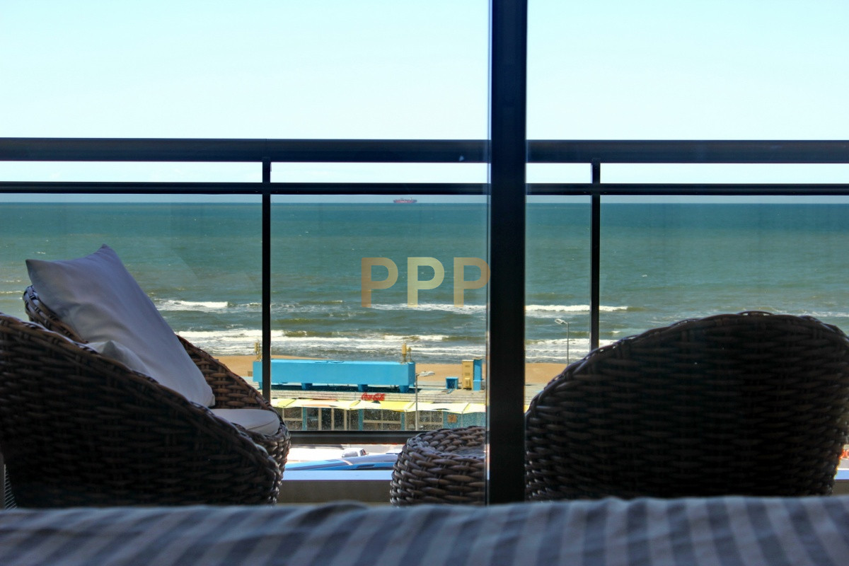Apartamento ID.2338 - Apartamento de 3 dormitorios, primera linea frente al mar, en alquiler y venta, Punta del Este