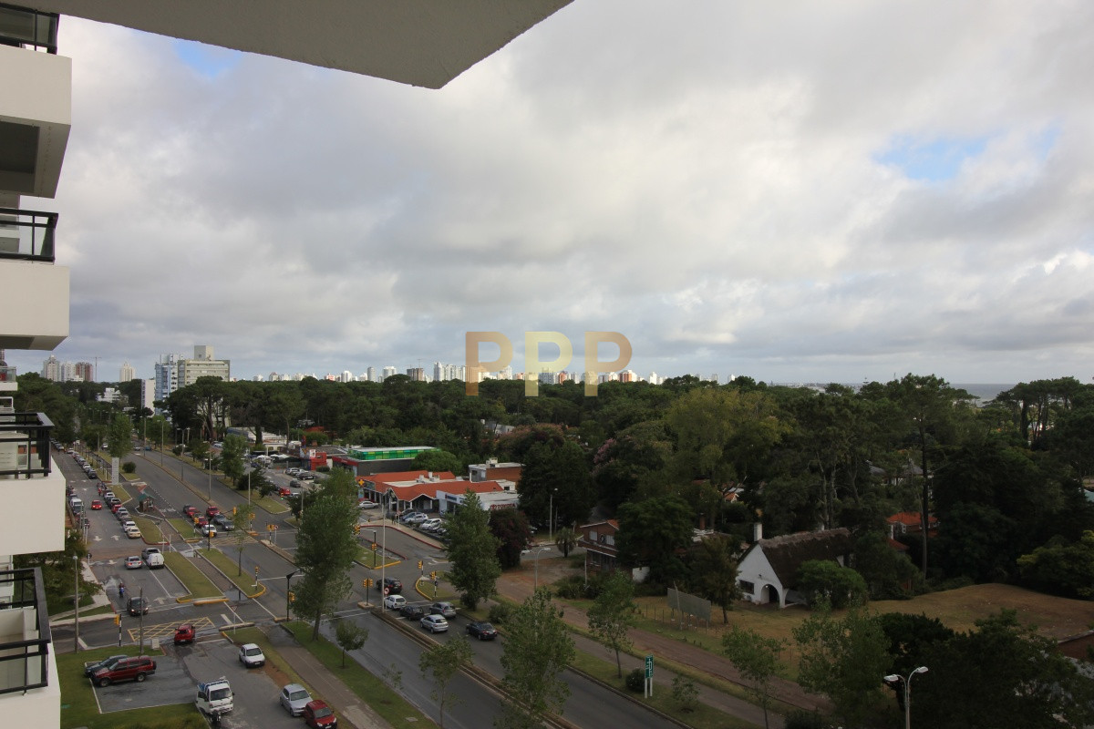 Apartamento ID.600 - En venta... Apartamento 3 dormitorios en Av. Roosevelt, Punta del Este