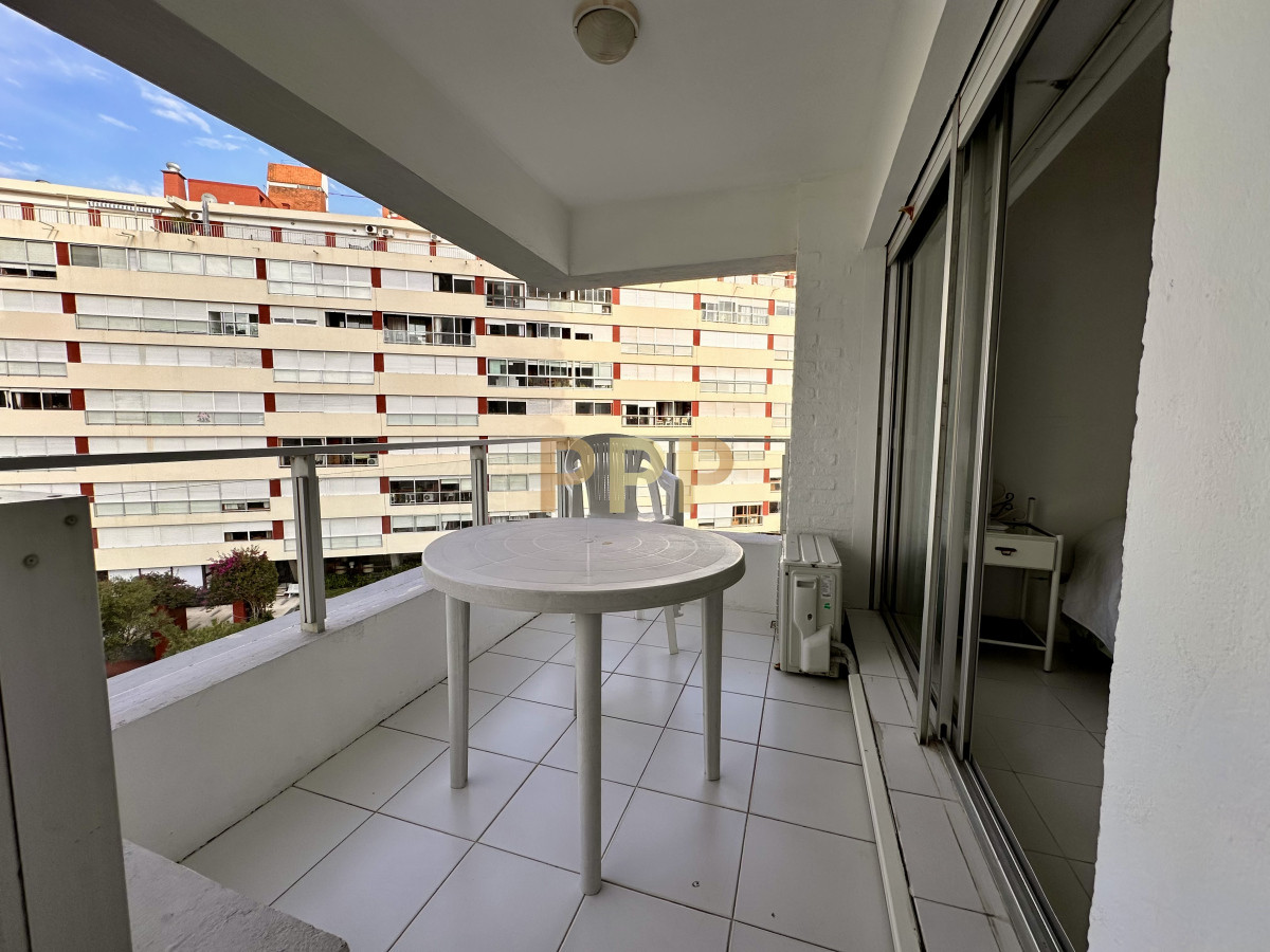 Apartamento ID.125 - En alquiler , muy lindo apto en edificio con servicios, muy cerca del mar.