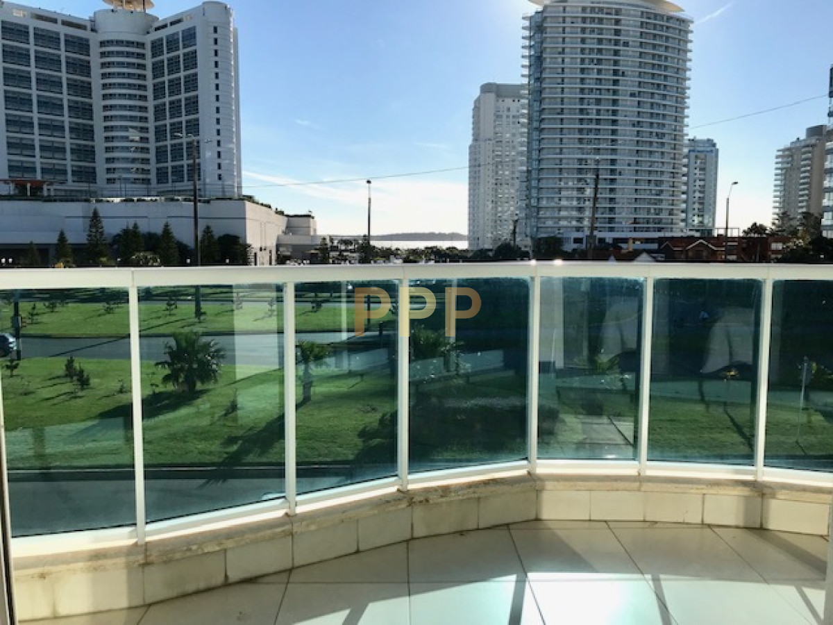 Apartamento ID.209 - Apartamento en Alquiler a una cuadra del mar (Playa Mansa)  en torre nueva, con todos y excelentes servicios .