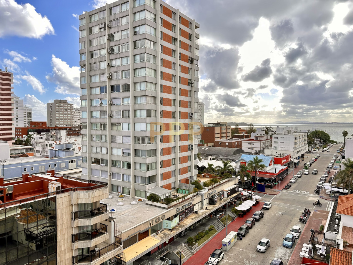 Apartamento ID.4199 - En Venta, a 100 metros del mar, Península Punta del Este
