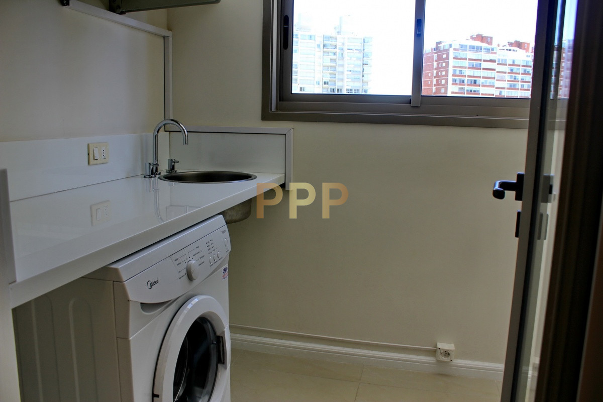 Apartamento ID.2338 - Apartamento de 3 dormitorios, primera linea frente al mar, en alquiler y venta, Punta del Este