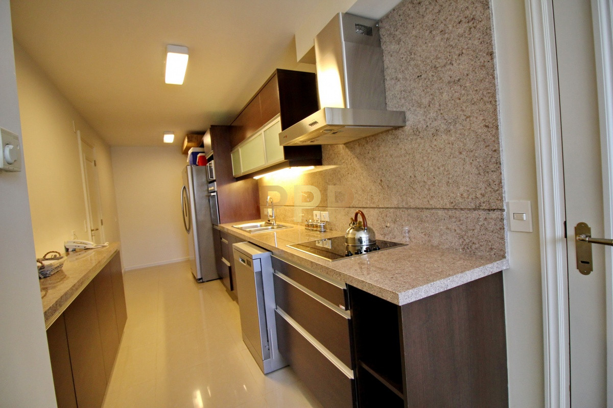 Apartamento ID.2344 - Apartamento de 3 dormitorios, primera linea frente al mar, en alquiler y venta, Punta del Este