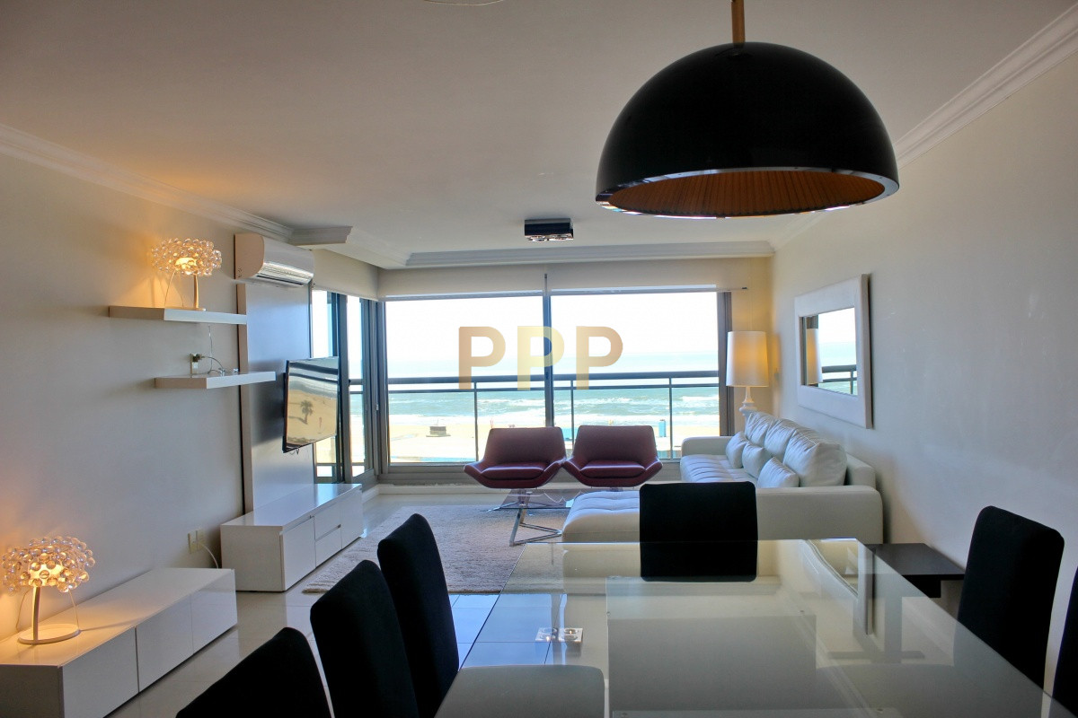 Apartamento ID.2338 - Apartamento de 3 dormitorios, primera linea frente al mar, en alquiler y venta, Punta del Este