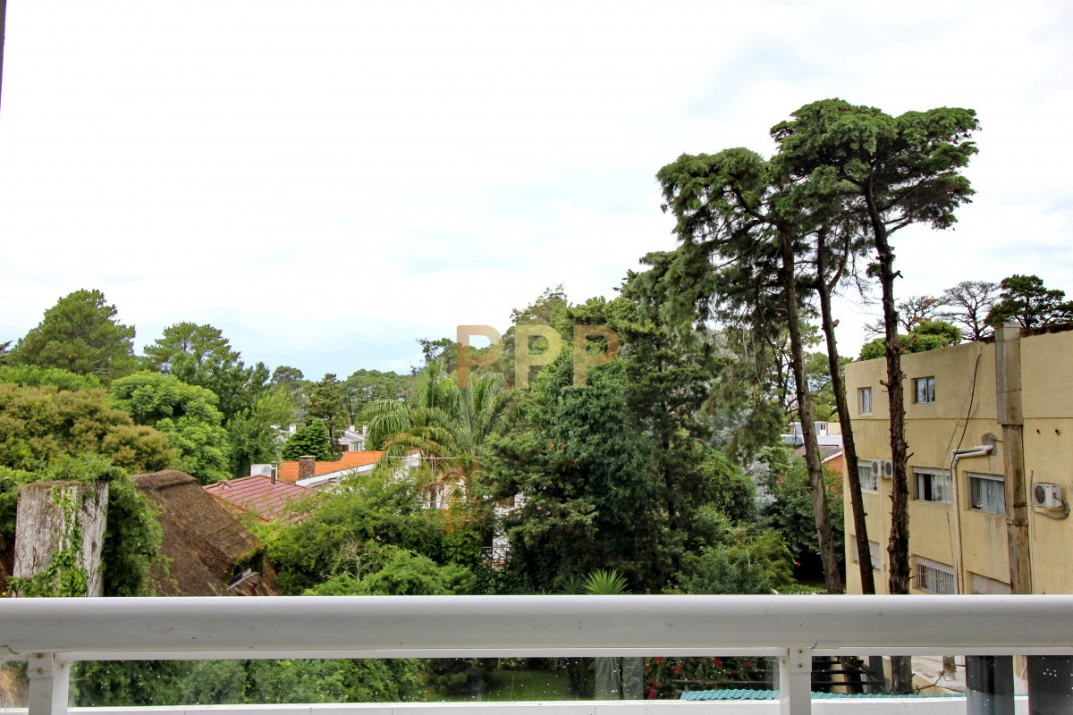 Apartamento ID.2424 - Apartamento en alquiler en Punta del Este, excelente ubicación , torre con muy buenos servicios.