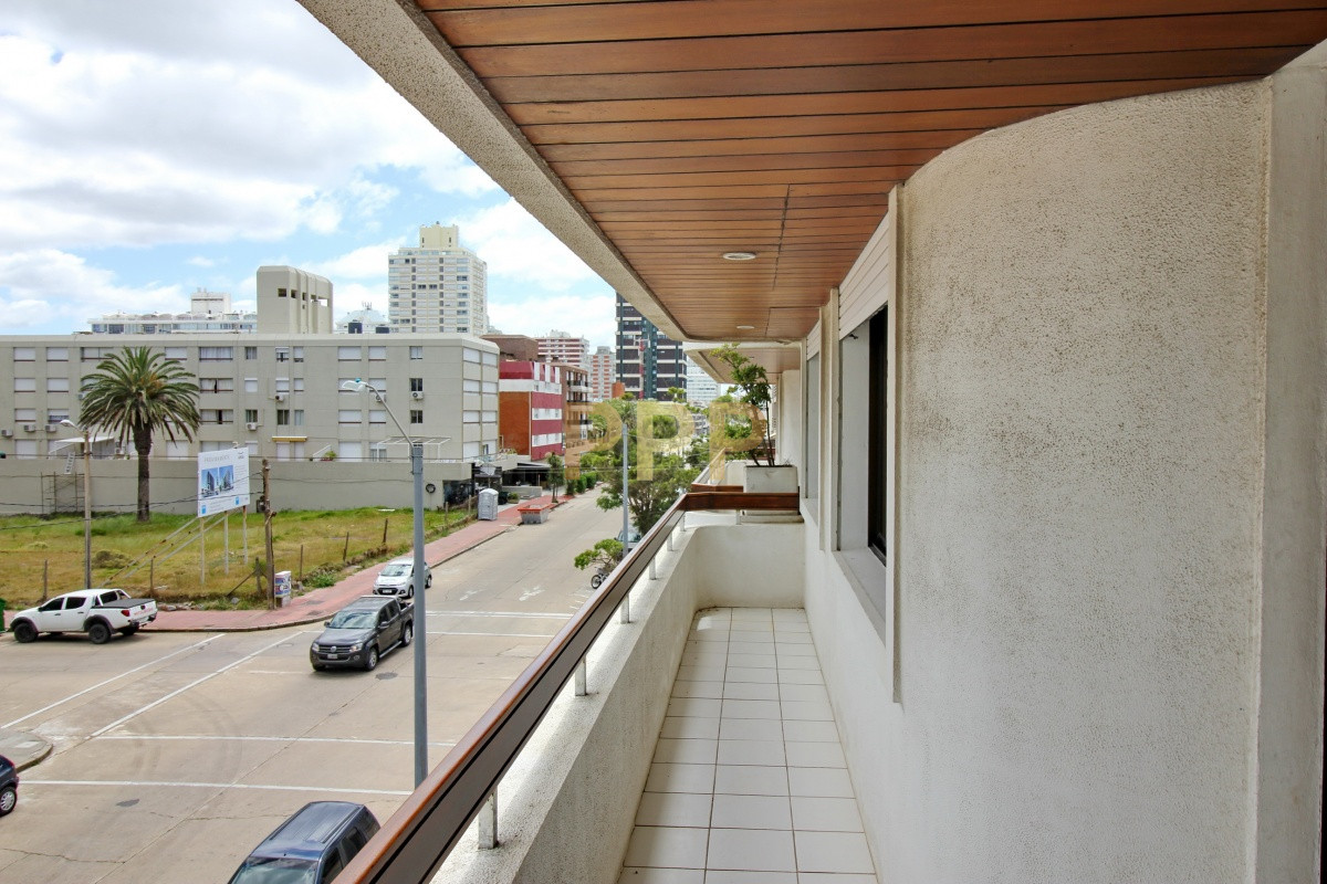 Apartamento ID.15 - Apartamento de 2 dormitorios con piscina en venta y alquiler en Peninsula, Punta del Este.