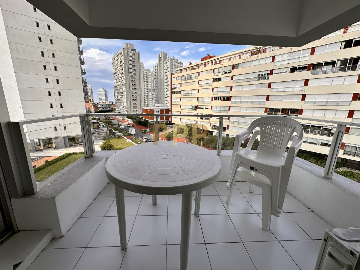 Apartamento ID.125 - En alquiler , muy lindo apto en edificio con servicios, muy cerca del mar.