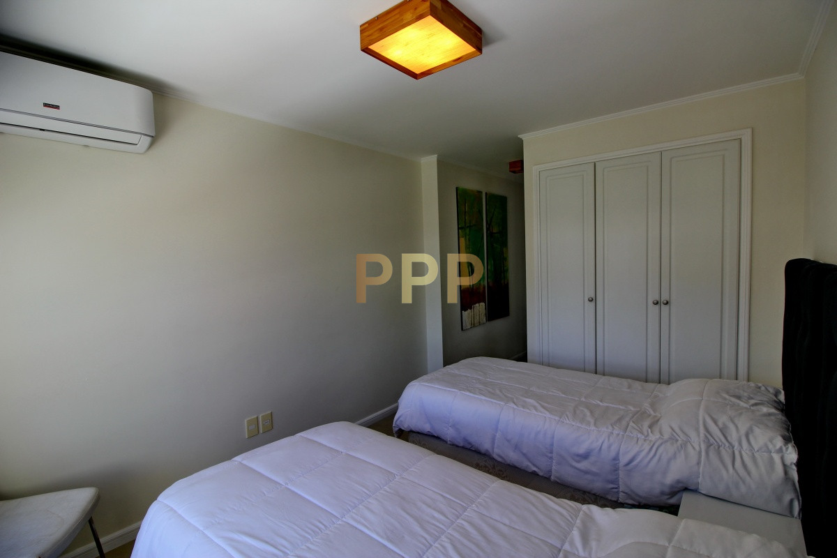 Apartamento ID.2338 - Apartamento de 3 dormitorios, primera linea frente al mar, en alquiler y venta, Punta del Este