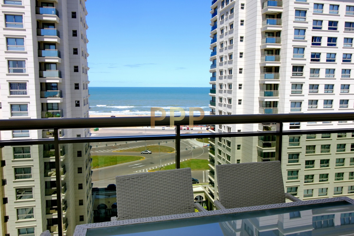 Apartamento ID.2344 - Apartamento de 3 dormitorios, primera linea frente al mar, en alquiler y venta, Punta del Este