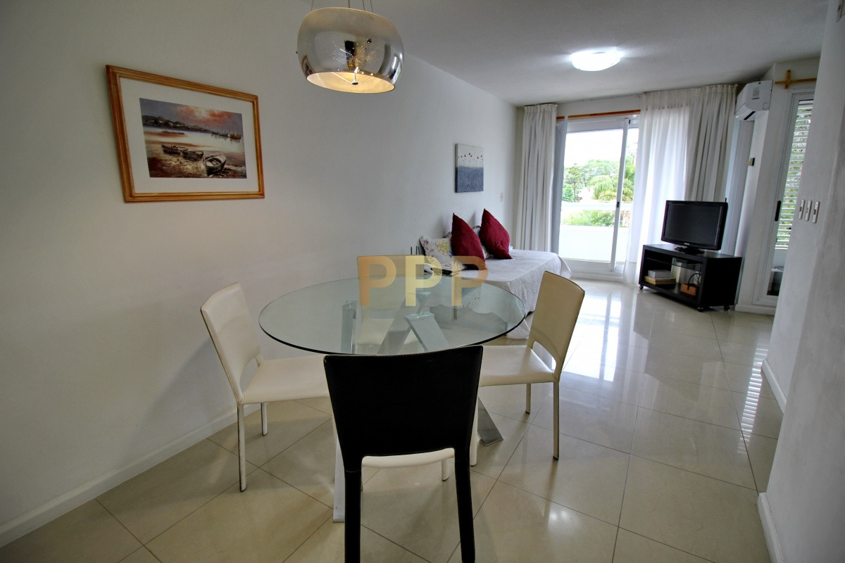 Apartamento ID.2424 - Apartamento en alquiler en Punta del Este, excelente ubicación , torre con muy buenos servicios.