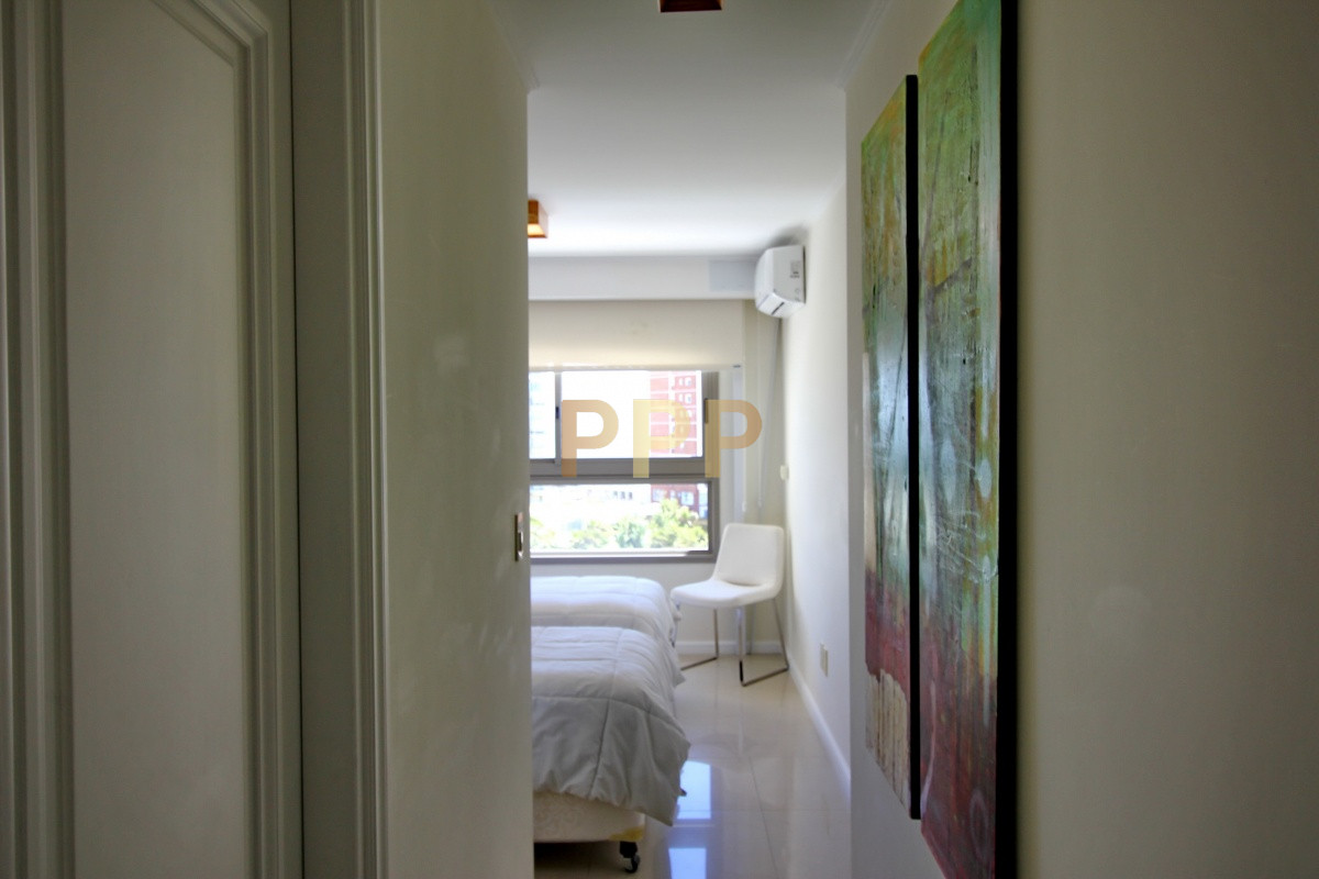 Apartamento ID.2338 - Apartamento de 3 dormitorios, primera linea frente al mar, en alquiler y venta, Punta del Este
