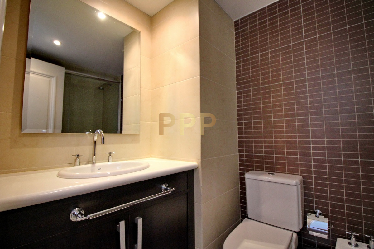 Apartamento ID.2338 - Apartamento de 3 dormitorios, primera linea frente al mar, en alquiler y venta, Punta del Este