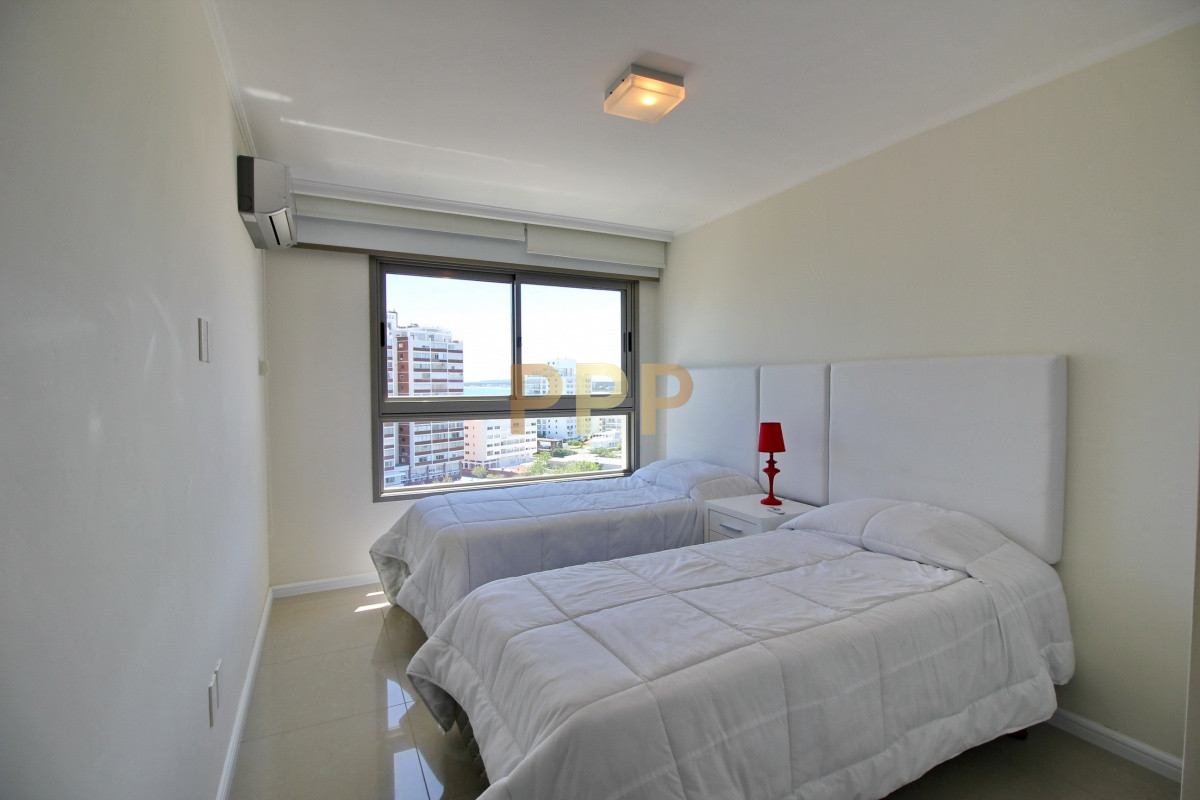 Apartamento ID.2344 - Apartamento de 3 dormitorios, primera linea frente al mar, en alquiler y venta, Punta del Este