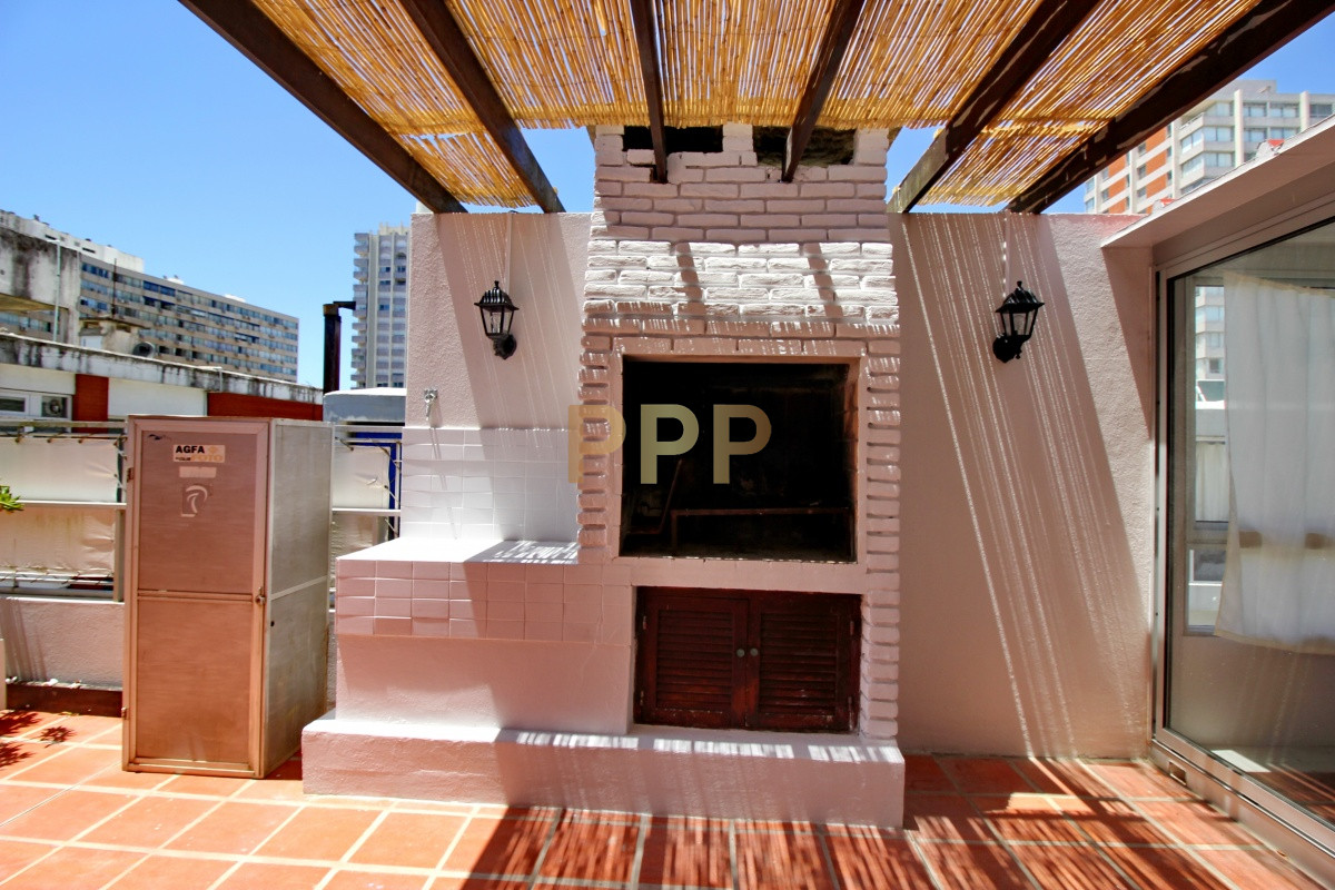 Apartamento ID.775 - Alquilo apartamento 2 dormitorios con parrillero propio en Península, Punta del Este