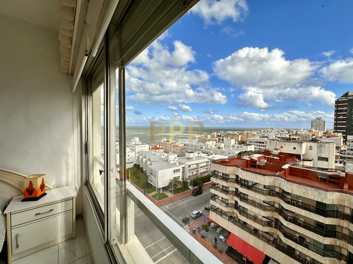 Apartamento ID.4199 - En Venta, a 100 metros del mar, Península Punta del Este