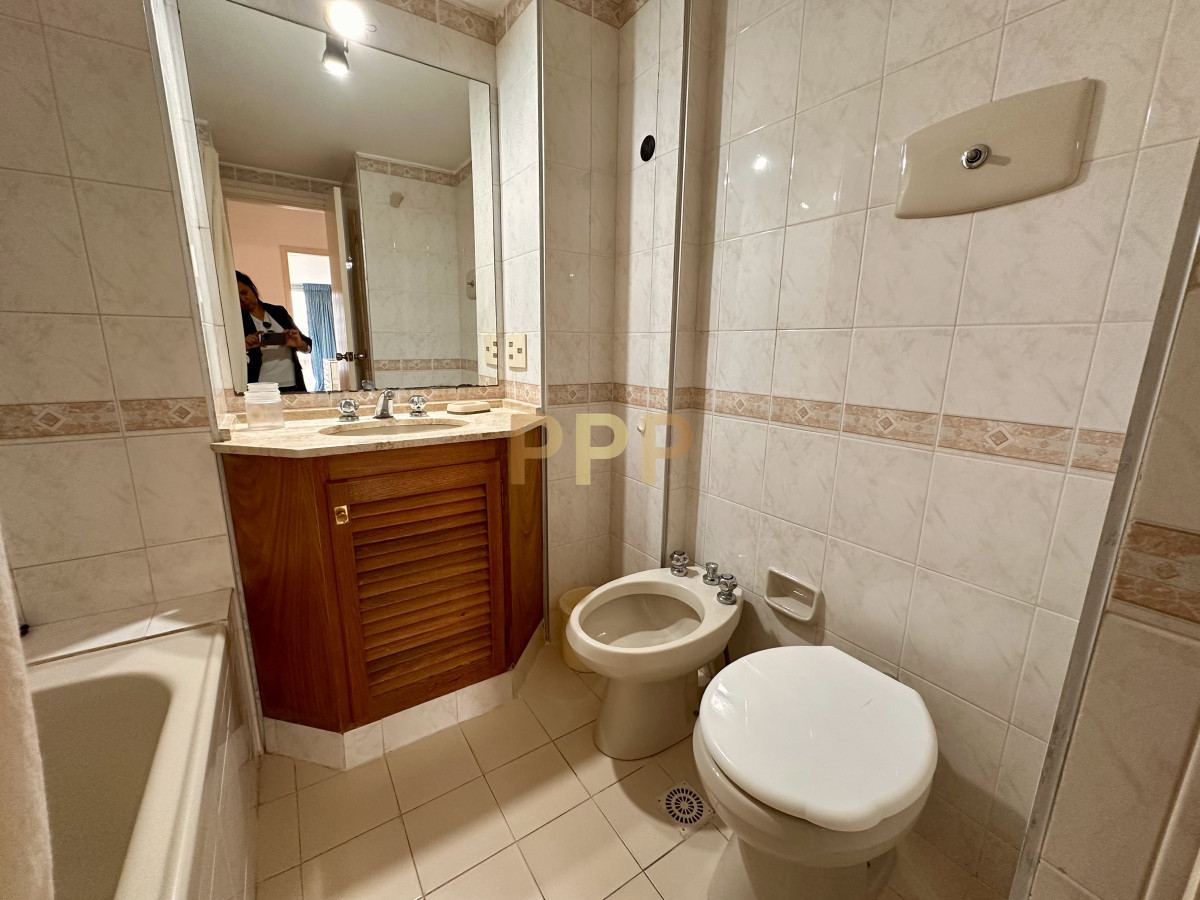 Apartamento ID.125 - En alquiler , muy lindo apto en edificio con servicios, muy cerca del mar.