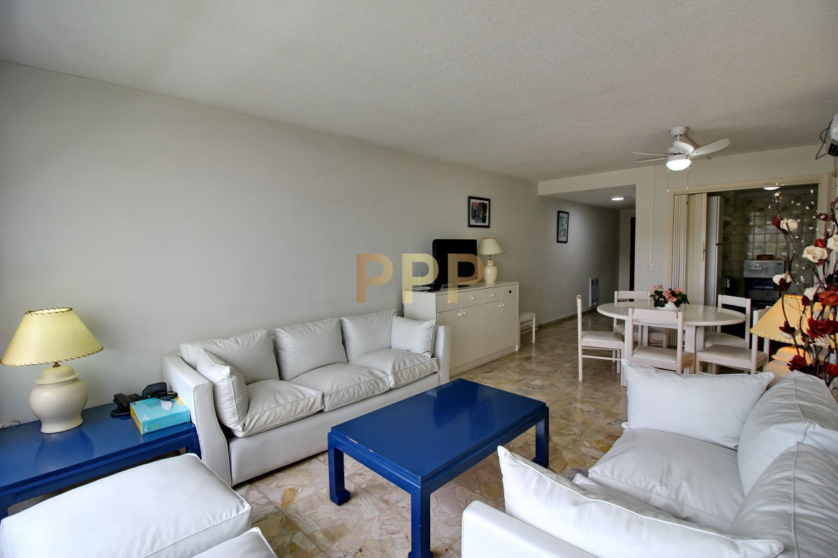 Apartamento ID.142 - Se alquila apartamento de 2 y 1/2 dormitorios en playa mansa, Punta del Este.