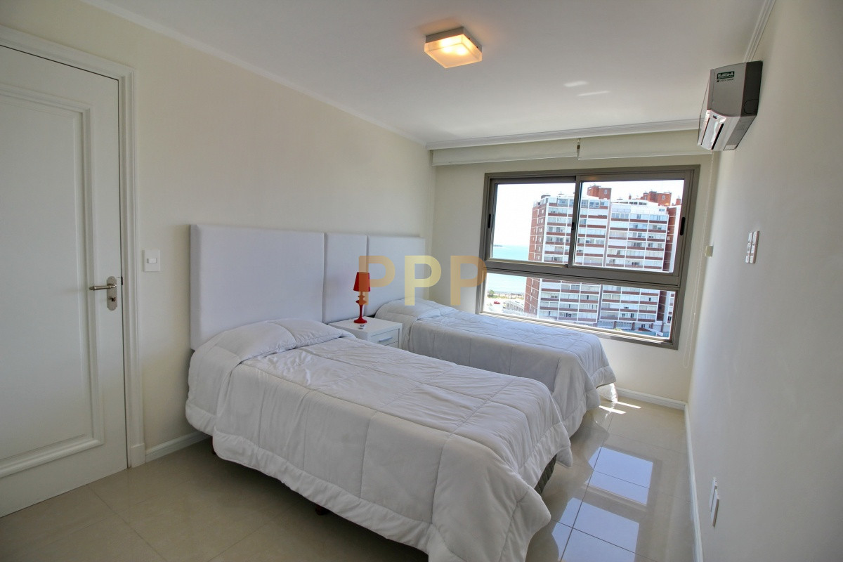 Apartamento ID.2344 - Apartamento de 3 dormitorios, primera linea frente al mar, en alquiler y venta, Punta del Este