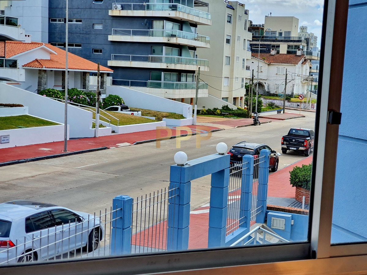 Apartamento ID.1515 - Se alquila apartamento de 1 dormitorio frente al mar con vista en Peninsula, Punta del Este.
