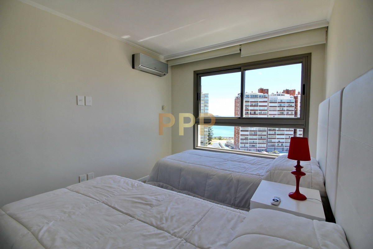Apartamento ID.2344 - Apartamento de 3 dormitorios, primera linea frente al mar, en alquiler y venta, Punta del Este