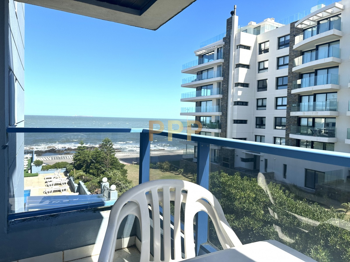 Apartamento ID.1515 - Se alquila apartamento de 1 dormitorio frente al mar con vista en Peninsula, Punta del Este.