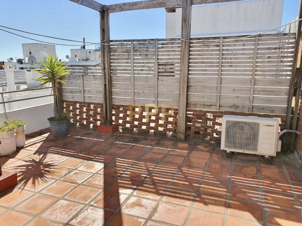 Apartamento ID.129 - En venta, mono ambiente, con gran terraza con parrillero propio, en PenÃ­nsula.