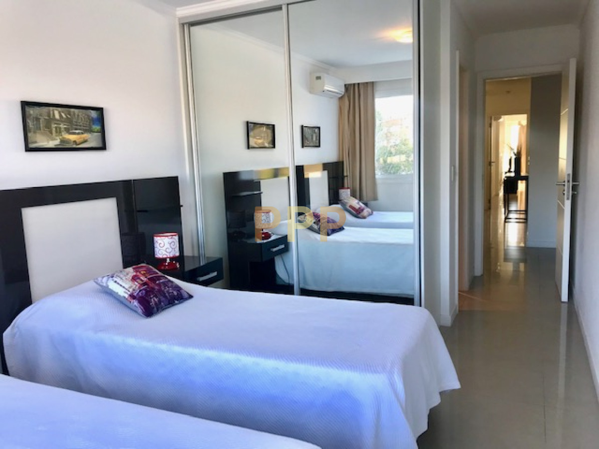 Apartamento ID.209 - Apartamento en Alquiler a una cuadra del mar (Playa Mansa)  en torre nueva, con todos y excelentes servicios .