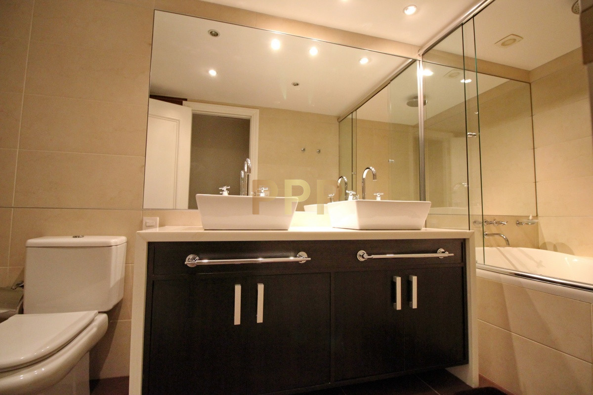 Apartamento ID.2338 - Apartamento de 3 dormitorios, primera linea frente al mar, en alquiler y venta, Punta del Este