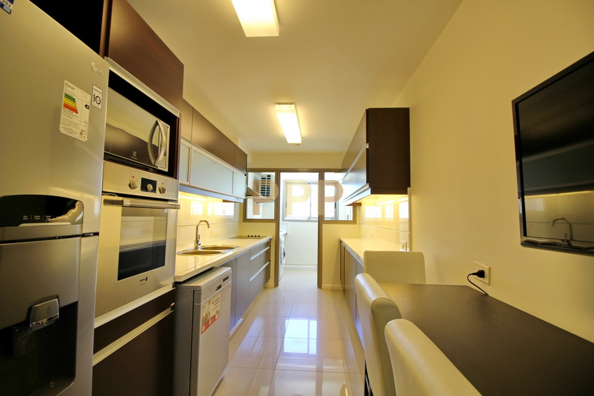 Apartamento ID.2338 - Apartamento de 3 dormitorios, primera linea frente al mar, en alquiler y venta, Punta del Este