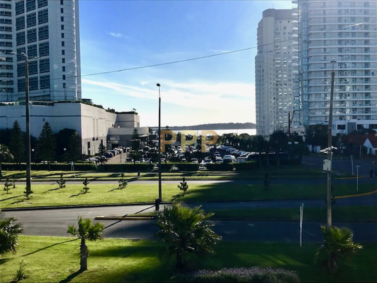 Apartamento ID.209 - Apartamento en Alquiler a una cuadra del mar (Playa Mansa)  en torre nueva, con todos y excelentes servicios .