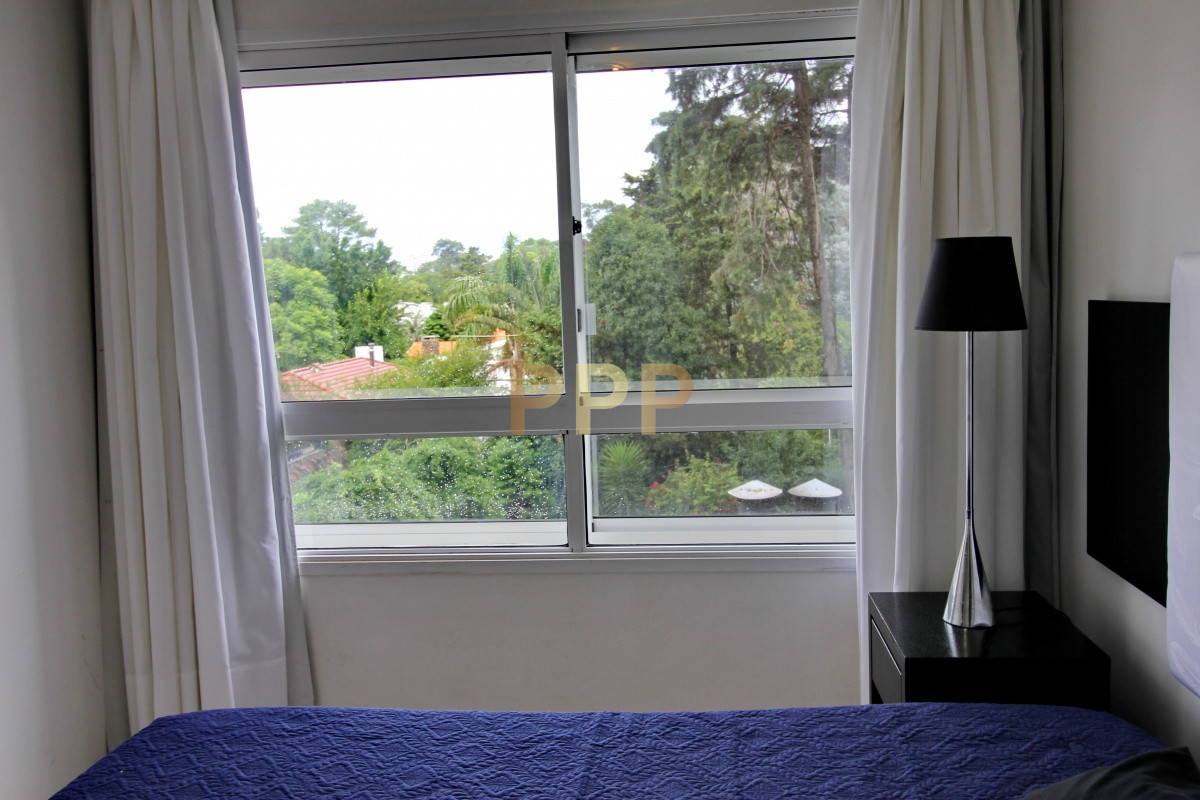 Apartamento ID.2424 - Apartamento en alquiler en Punta del Este, excelente ubicación , torre con muy buenos servicios.