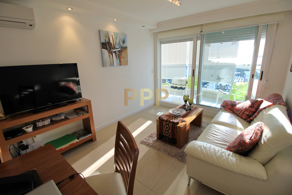 Apartamento ID.1057 - Apartamento con servicios en venta  en Punta del Este, zona Conrad.