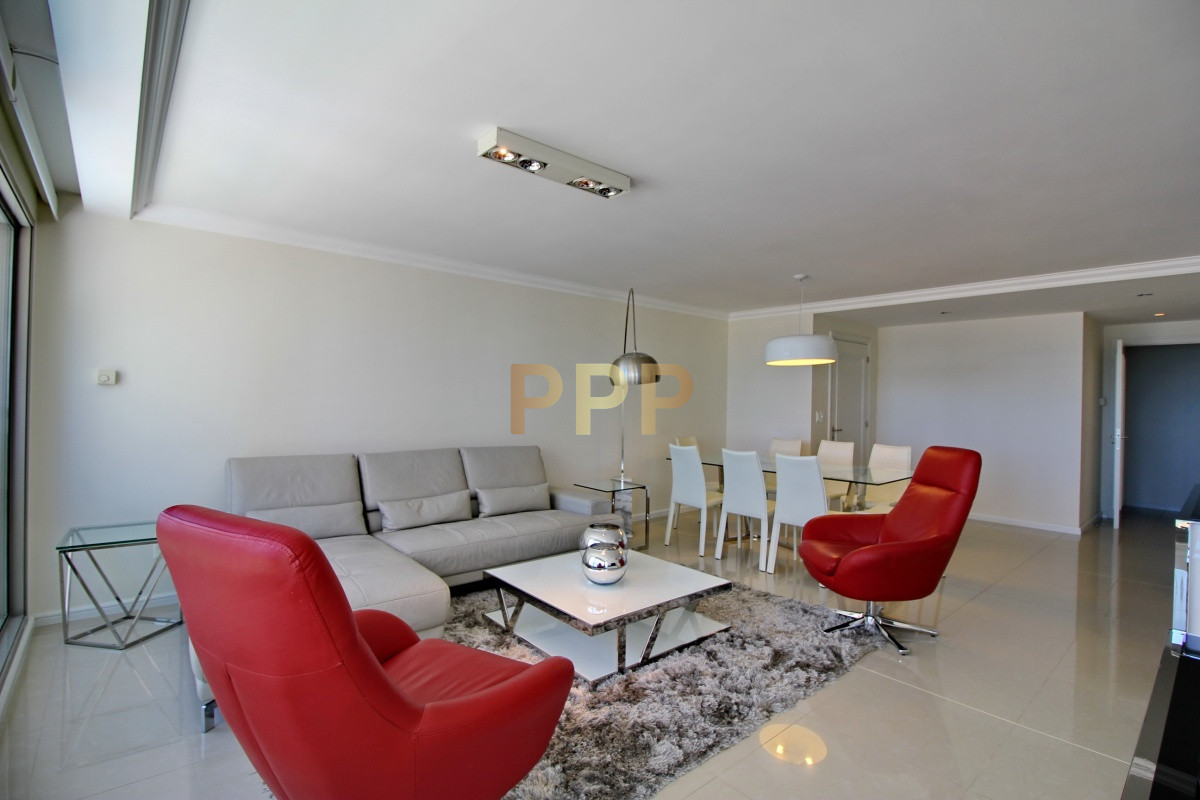 Apartamento ID.2344 - Apartamento de 3 dormitorios, primera linea frente al mar, en alquiler y venta, Punta del Este