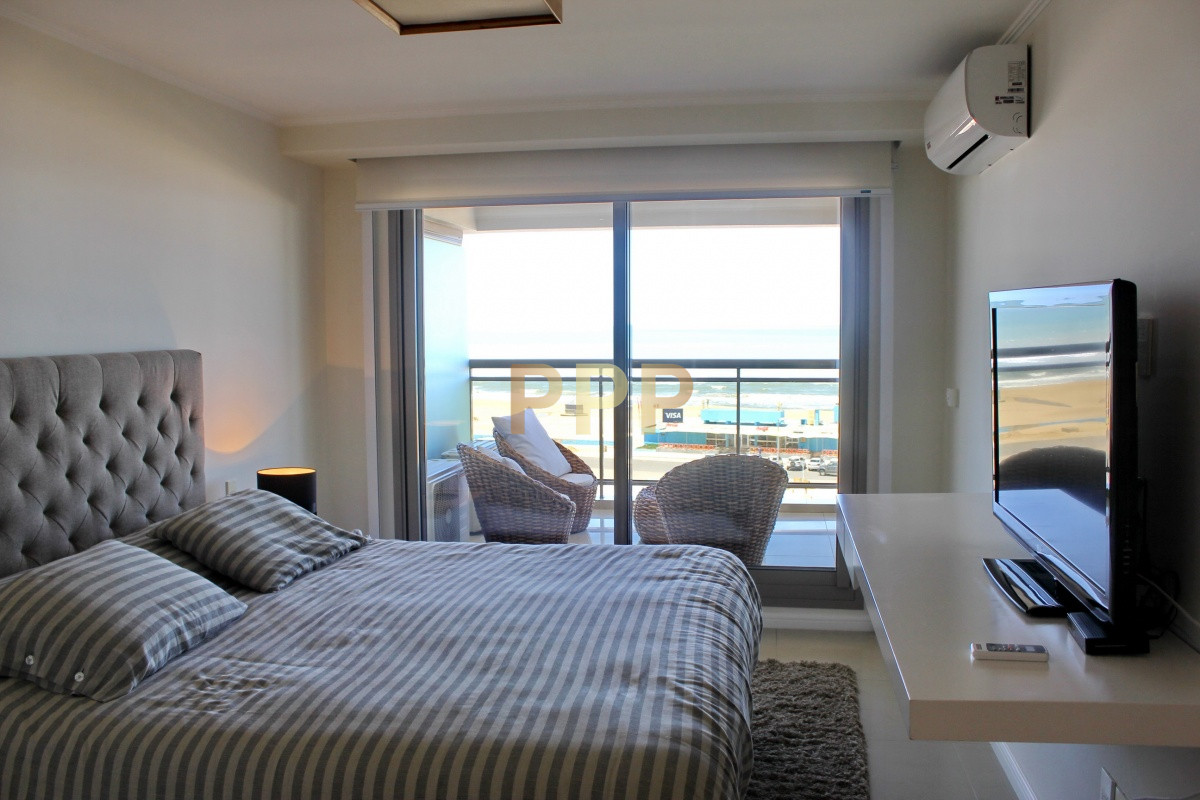 Apartamento ID.2338 - Apartamento de 3 dormitorios, primera linea frente al mar, en alquiler y venta, Punta del Este