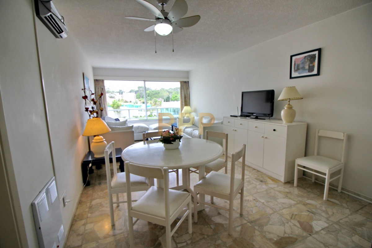 Apartamento ID.142 - Se alquila apartamento de 2 y 1/2 dormitorios en playa mansa, Punta del Este.