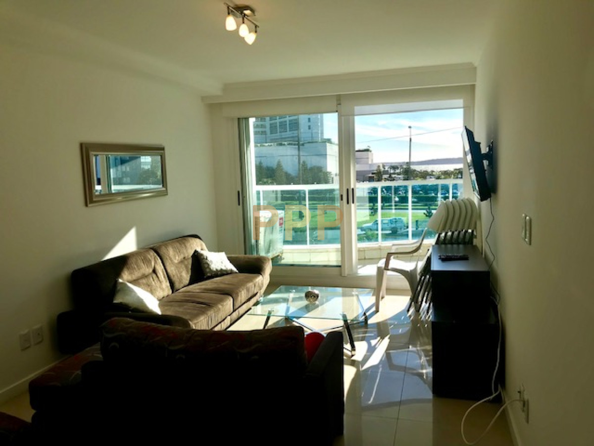 Apartamento ID.209 - Apartamento en Alquiler a una cuadra del mar (Playa Mansa)  en torre nueva, con todos y excelentes servicios .