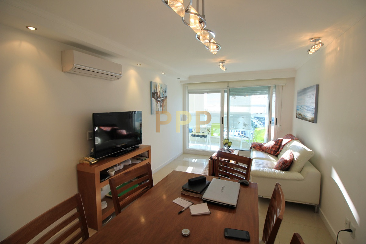Apartamento ID.1057 - Apartamento con servicios en venta  en Punta del Este, zona Conrad.